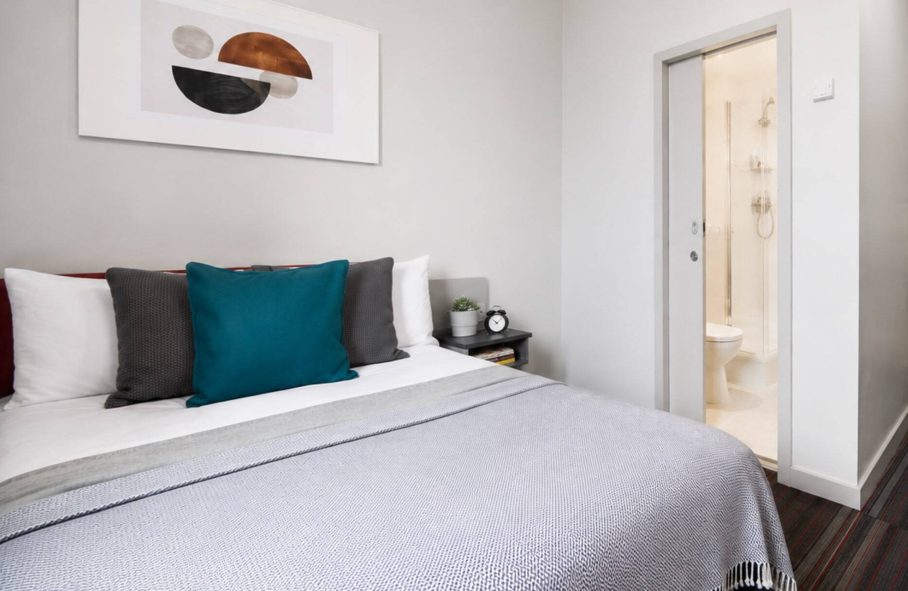 Classic Ensuite – Pillar Box